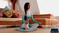 Die zierliche asiatische MILF Chloe Rose macht Yoga und zieht sich für den Playboy nackt aus