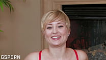 Die heiße Blondine Nora Skyy zeigt ihre haarige Muschi bei einer Masturbation