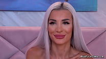 Schlanke amerikanische Blondine mit großen Titten posiert vor der Webcam