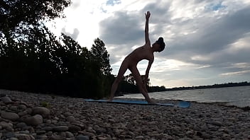細身のヌーディストの少年が、ヌーディストのビーチでヌードでヨガをしています。 ジョン・アーティーン・ゲイポルノモデルによる裸のヨガビデオ Jon Arteen