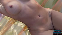 Красотка-милфа с большими сиськами Кейтлинн Андерсон раздевается в бассейне для журнала Playboy