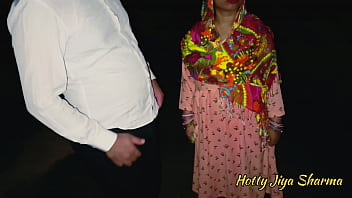 Desi Kulhad Pizza Casal fita de sexo Fodendo vídeo vizinhos esposa sexo noturno ao ar livre.