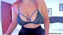Une latina aux seins énormes baise des jouets sexuels devant sa webcam