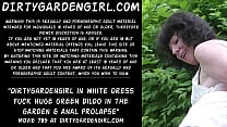 Dirtygardengirl im weißen Kleid fickt riesigen grünen Dildo im Garten und Analprolaps
