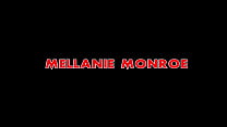 Mellanie Monroe leva uma carga universitária bem na sala de estar
