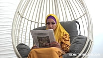 Esposa cansada em hijab obtém energia sexual