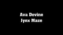 Ava Devine pega pau com sua mamãe Jynx Maze