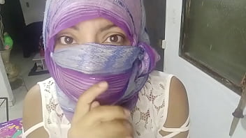 Sexy geile MILF im Hijab Niqab muslimischer Araber masturbiert spritzende Muschi vor der Live-Webcam