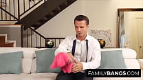 FamilyBangs.com ⭐ Sweet Babysitter quer se divertir com o proprietário, Liv Wild, Robby Echo