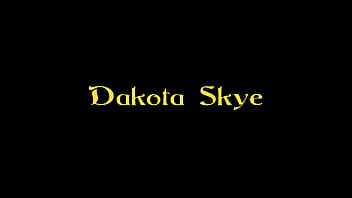 La pom-pom girl Dakota Sky s'agenouille au Gloryhole confessionnel