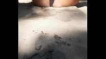 ma femme joue avec du sable