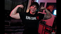 Muskelgöttin Ecko Bella wird nach Fotoshooting mit KingCureTV gefickt