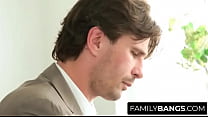 FamilyBangs.com ⭐ une jeune femme a ressenti la pression de perdre sa virginité avec son nouveau beau-père, Manuel Ferrara, Skye West