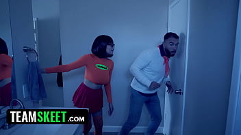Jinkies! Velma e Fred estão tentando resolver um mistério em uma casa assustadora, mas em vez disso fodem