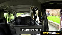 Une star du porno amateur britannique baise un chauffeur de taxi alors qu'elle se rend au premier tournage