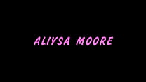 Aliyssa Moore wird von einem weißen Schwanz umsorgt