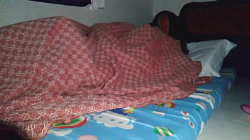 Dividir a cama com a madrasta se transformou em um inesperado creampie debaixo do lençol.