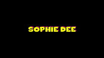 Sophie Dee ha un sedere paffuto che ama essere scopato