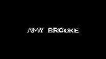 Amy Brooke leva um enorme galo negro em seu buraco