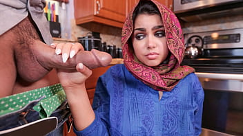 Извращенец помогает молодой женщине в хиджабе чувствовать себя как дома - Hijablust