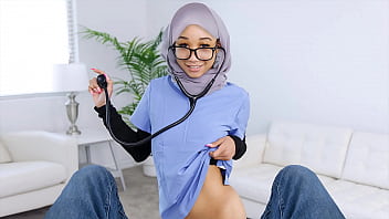 L'infirmière en hijab accepte de laisser son patient la baiser pour examiner pleinement ses performances sexuelles ! -Hijablust