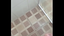 Одаренный молодой человек мастурбирует в ванне