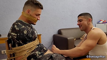 Сэмюэл Ходекер и Лукас Манчинни - солдаты, которые весело проводят время, связанные и с кляпом во рту, делают минет со спермой на лицо | ПРЕДВАРИТЕЛЬНЫЙ ПРОСМОТР