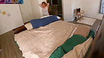 Madrasta divide a cama com o enteado para dar espaço aos primos