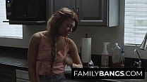 FamilyBangs.com ⭐ Sinner Girl zeigt ihre Dankbarkeit gegenüber dem Sohn ihrer Mutter, Destiny Cruz, Isiah Maxwell