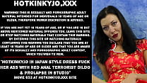 Hotkinkyjo em vestido estilo japonês fode sua bunda com vibrador terrorista anal vermelho e prolapso em estúdio