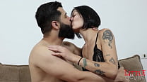 Japonesa tatuada em seu primeiro pornô fodendo a bunda dela