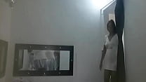 自分の部屋に隠しカメラを設置したら、妻がベッドで親友とセックスしているのを発見