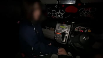 Casal amador pervertido fazendo sexo amoroso em um carro no meio da noite