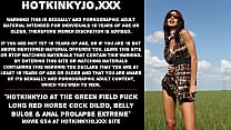 Hotkinkyjo no campo verde foda longo vibrador de cavalo vermelho, protuberância na barriga e prolapso anal extremo