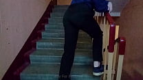 Paja publica en las escaleras despues del colegio