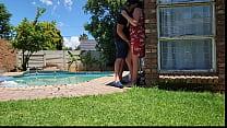 Aiuto la moglie del mio vicino con la piscina, scopando sotto la gonna all'aperto