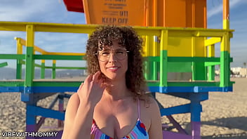 MILF judia escolhe um cara aleatório para sexo na praia e é fodida por um estranho de biquíni
