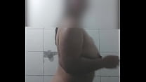 Une MILF en chaleur se filme nue dans la salle de bain
