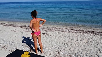 Esibizionismo dei droni sulla spiaggia per nudisti