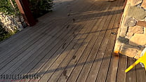 MILF formosa in abito di raso bianco sesso pubblico sul balcone al tramonto - projectfundiary