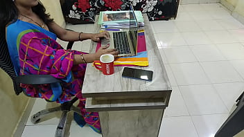 Heiße indische Frau wird im Büro von einem Bürojungen mit Hindi-Audio gefickt