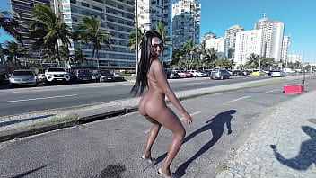 Carnaval do Mambo 2024 Brasil - Garota sexy anda quase nua na rua e depois vai foder em festa de orgia (gangbang reverso 1on4, anal, ATOGM, ATM, gapes, prolapso) OB258