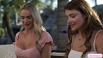 Brünettes lesbisches Babe leckt den Arsch ihrer besten Freundin mit den großen Titten