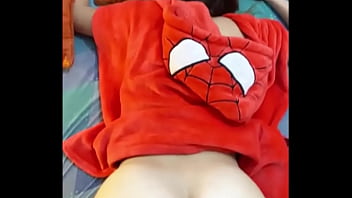 私の小さな継娘がスパイダーマンのパジャマを着て私の部屋にやって来て、私は彼女においしい性交を与えます