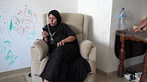 Arabische Oma lässt junge Stiefjunge masturbieren und auf ihrem Hijab abspritzen