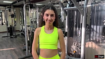 Entrenador ofrece nuevos ejercicios y se folla a Katty en el gimnasio