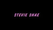 La blonde sexy en lingerie résille Stevie Shae se fait baiser sur Lazy Susan