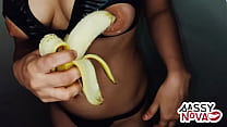 Sexy junge Amateurin spielt mit Banane in ihrem Körper und ihrer Muschi und trägt ein sexy Dessous-BH-Höschen