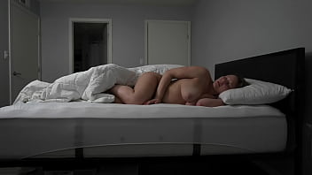 Il s'est glissé dans le lit, puis s'est glissé en moi et j'ai eu un orgasme DEUX FOIS !