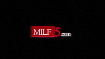 Die MILF-Stiefmutter ihrer Freundin kehrt mit einer Warnung und einem Dreier aus dem Jenseits zurück - MILF5